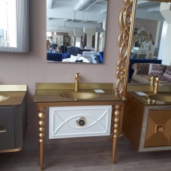 Шкаф за баня с огледало